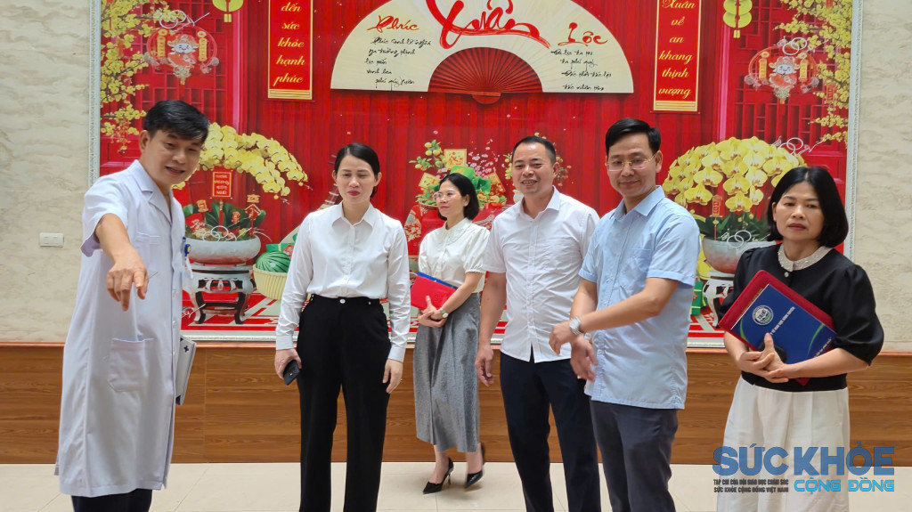 Phó Giám đốc Sở Y tế Phùng Thị Thu Hà thăm quan cơ sở vật chất của Trung tâm Y tế khu vực Bình Xuyên (ảnh: TL)