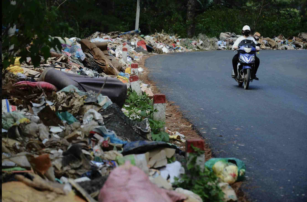 Rác thải chất đống, bủa vây trên đèo D'ran (Ảnh: TL)