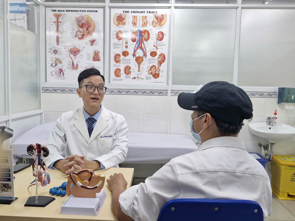 Người bệnh thăm khám tại Phòng khám Nam khoa (Ảnh: Thảo Hà)