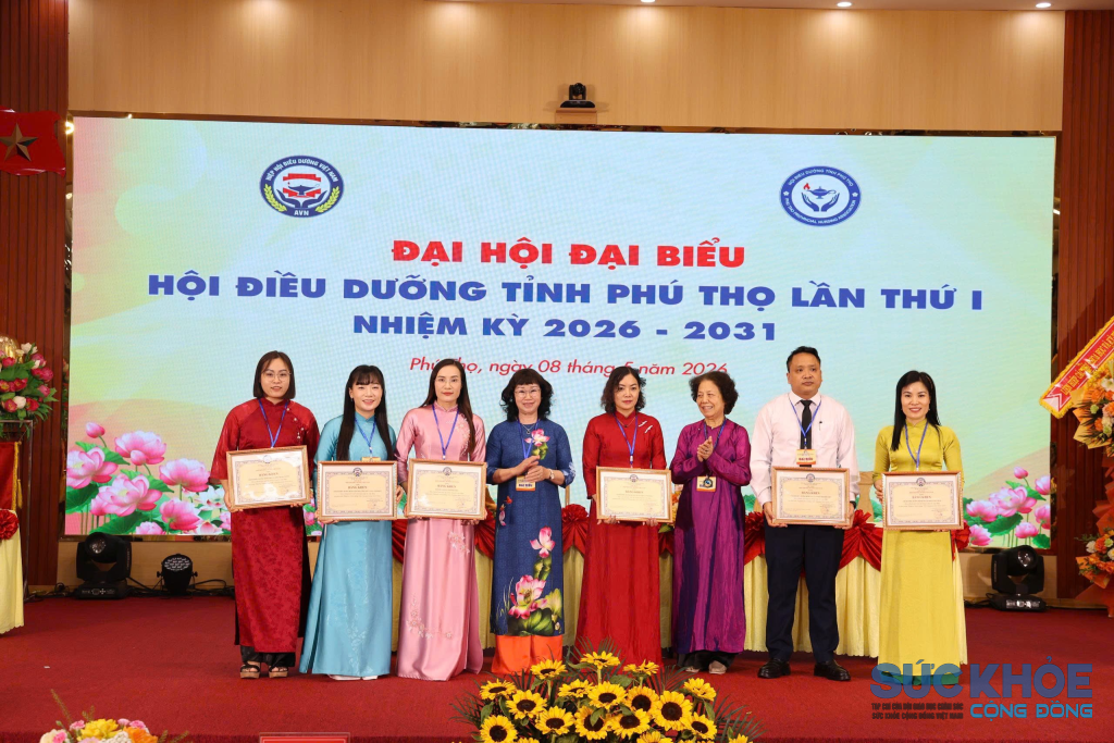 6 tập thể xuất sắc được nhận Bằng khen của Hiệp hội Điều dưỡng Việt Nam (ảnh: ĐT)