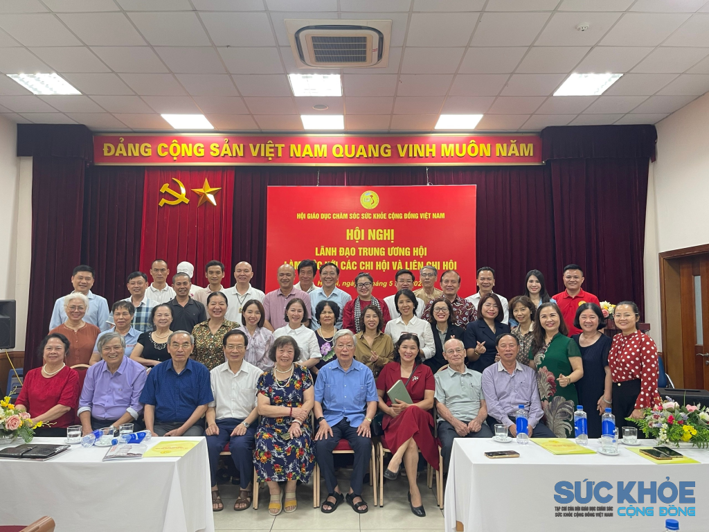 Các đại biểu chụp hình lưu niệm, chúc mừng thành công tốt đẹp của Hội nghị