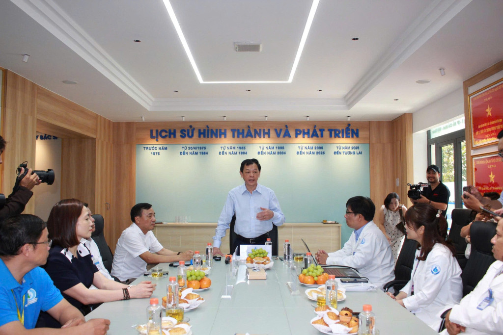 Thứ trưởng Nguyễn Tri Thức làm việc cùng các y bác sỹ Bệnh viện Nhi Đồng 1 (Ảnh: Đỗ Bá)