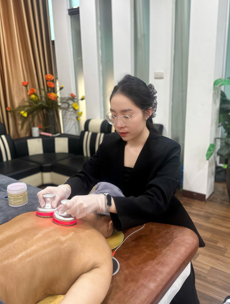 Với dưỡng sinh Đông y, Ngọc Ánh hướng học viên đến cách chăm sóc hỗ trợ nhẹ nhàng, đúng đối tượng và đúng giới hạn chuyên môn (Ảnh: BTC)