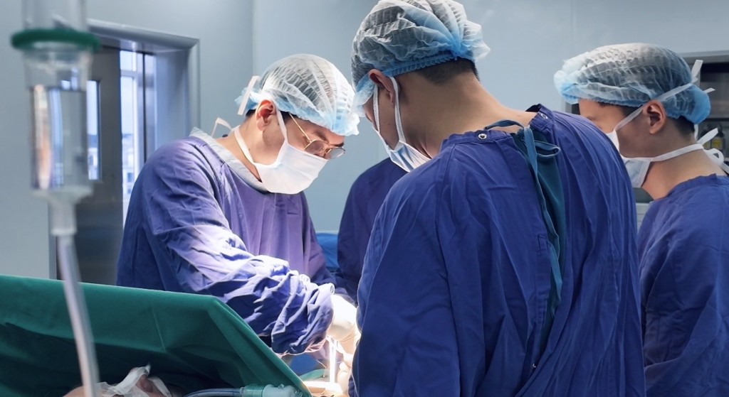 Ê-kíp bác sĩ Vinmec Hạ Long thực hiện phẫu thuật nội soi cứu bệnh nhân người Anh.