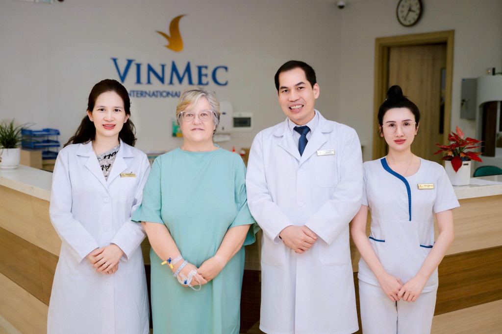 Bệnh nhân người Anh phục hồi tốt sau phẫu thuật tại Vinmec Hạ Long.
