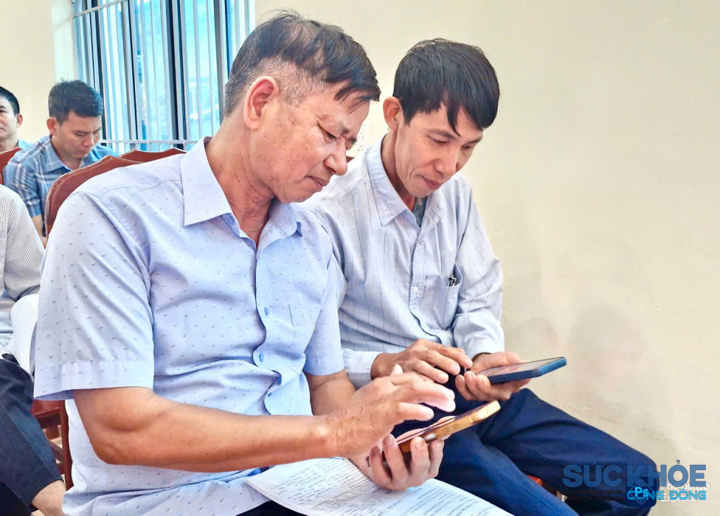 Người dân thao tác công tác nộp hồ sơ trên điện thoại (ảnh:ĐT)