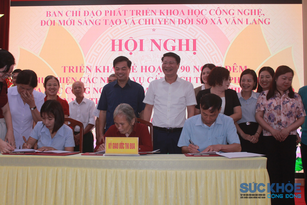 Bí thư chi bộ thôn tham gia ký giao ước thi đua thực hiện kế hoạch 90 ngày đêm (ảnh:ĐT)