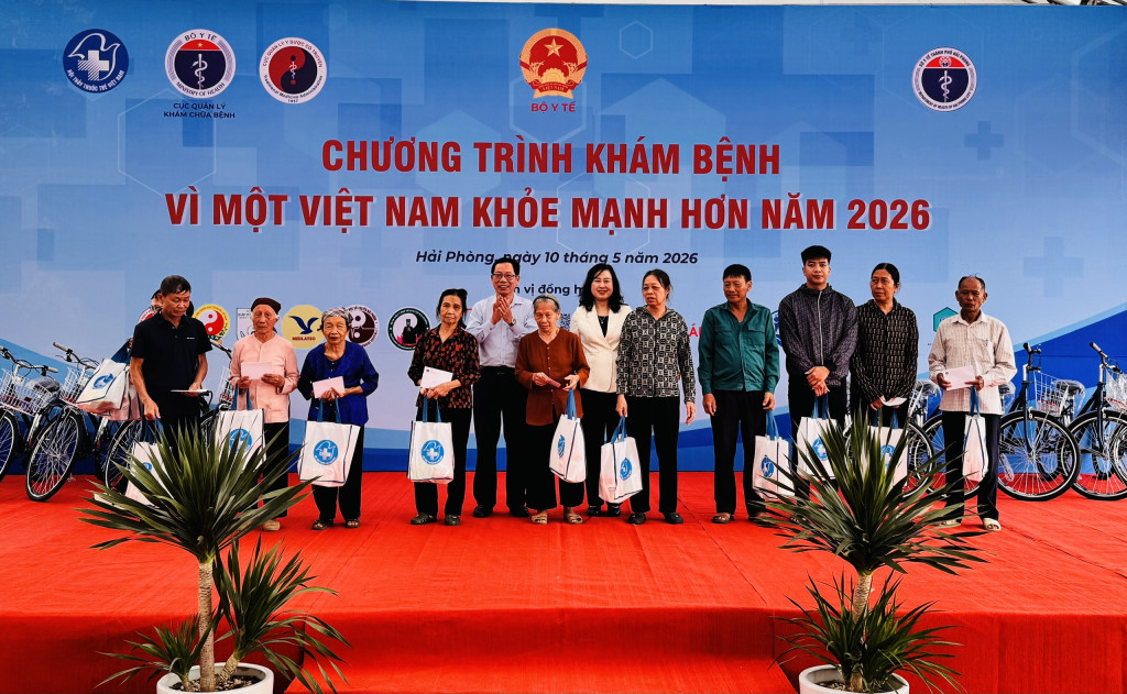 Hàng trăm người dân đã được thăm khám sức khoẻ miễn phí tại Chương trình 