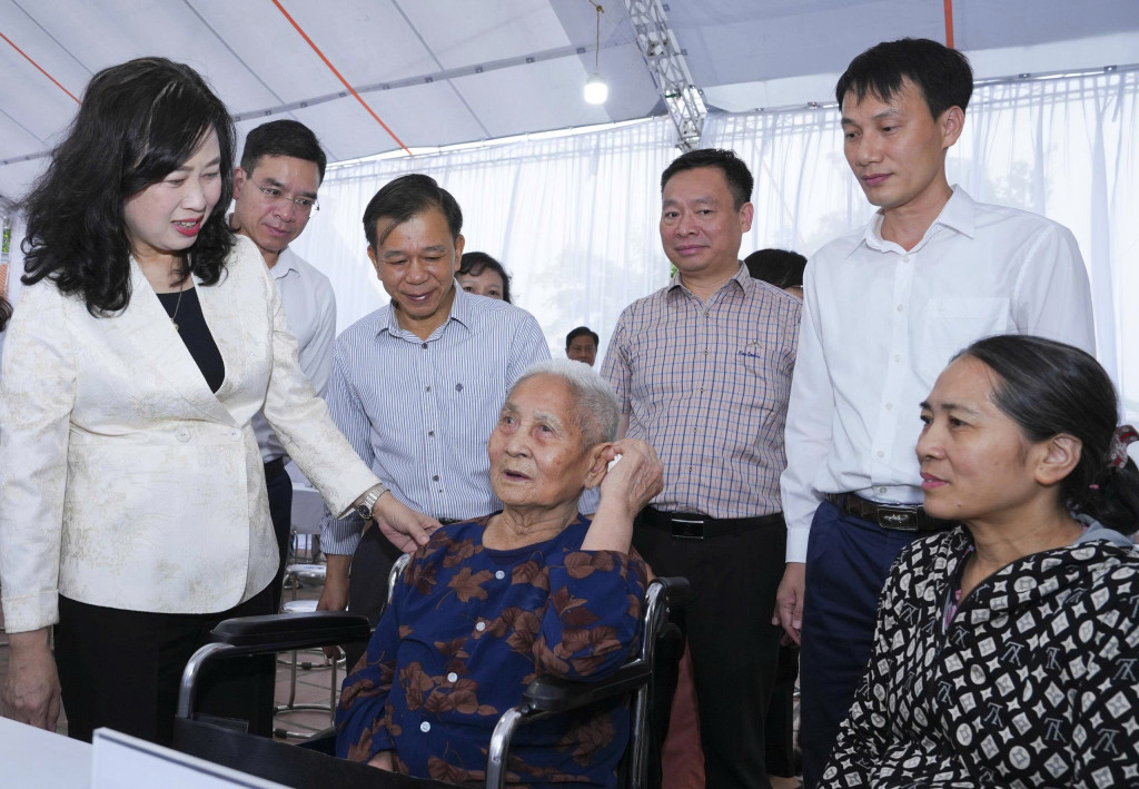 Bộ trưởng Bộ Y tế Đào Hồng Lan đến thăm và động viên lực lượng y, bác sĩ trực tiếp tham gia chương trình(Ảnh – CDC TP. Hải Phòng)