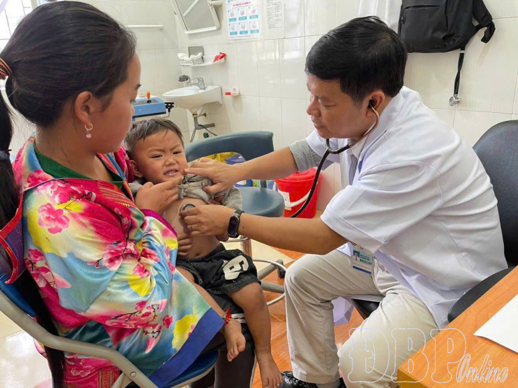 Bác sĩ Bệnh viện Tim Hà Nội thăm khám cho trẻ em tại Trung tâm Y tế Tủa Chùa (Ảnh: Báo Điện Biên)
