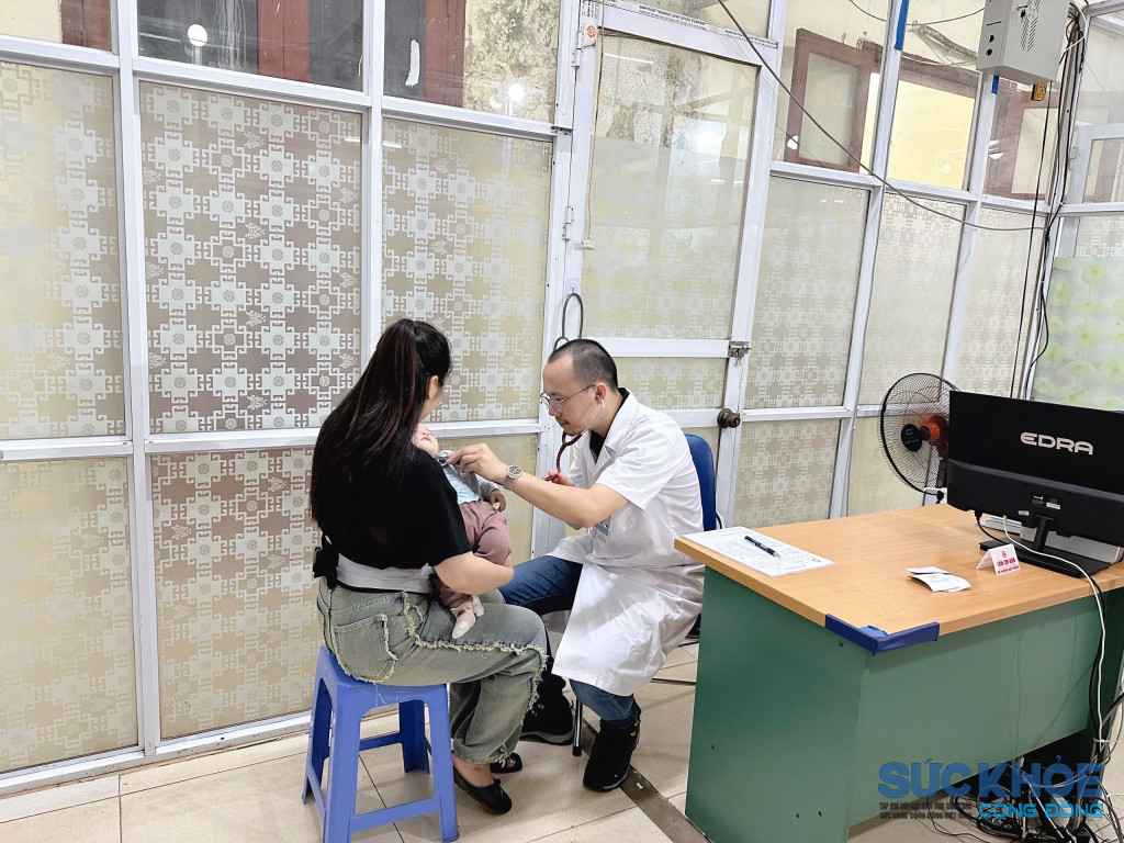 Bác sĩ thăm khám cho các bệnh nhi tại TTYT Cao Phong(ảnh:TL)