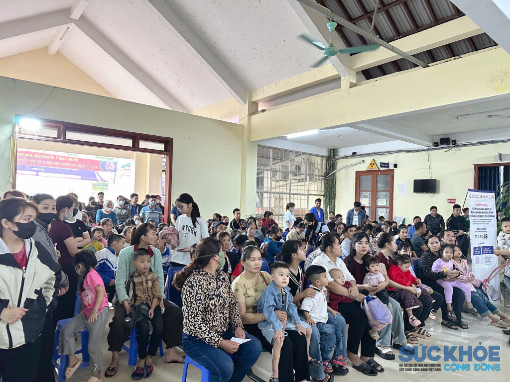 Người dân đưa bệnh nhi đến khám được ngồi bào đảm khám lần lượt (ảnh: TL)