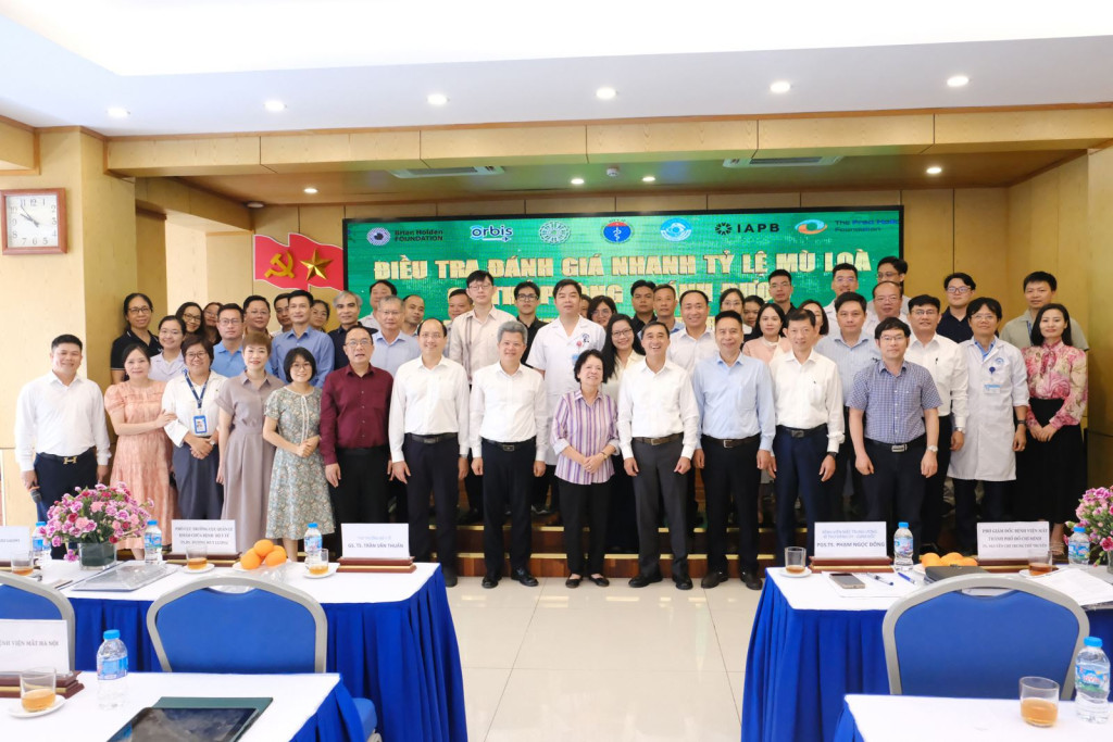 Các đại biểu chụp ảnh lưu niệm sau sự kiện (Ảnh: BV Mắt TW)