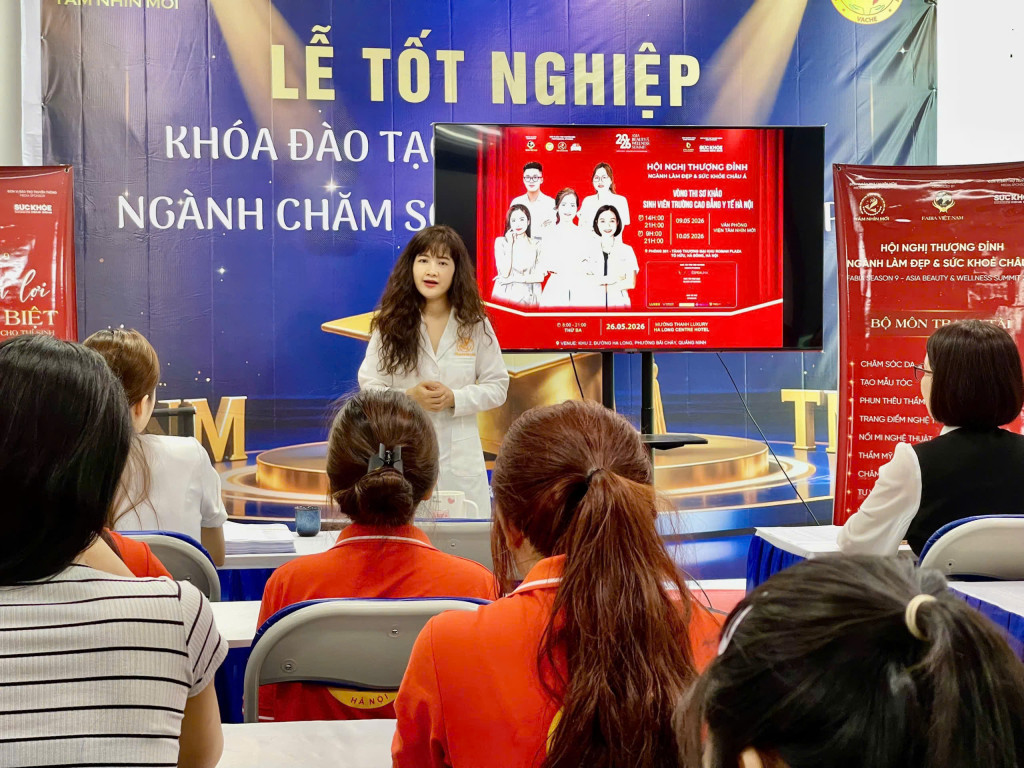 Giảng viên hướng dẫn thí sinh trước vòng sơ khảo tuyển chọn tham gia FABIA Season 9 tại Viện Tầm Nhìn Mới (Ảnh: BTC)
