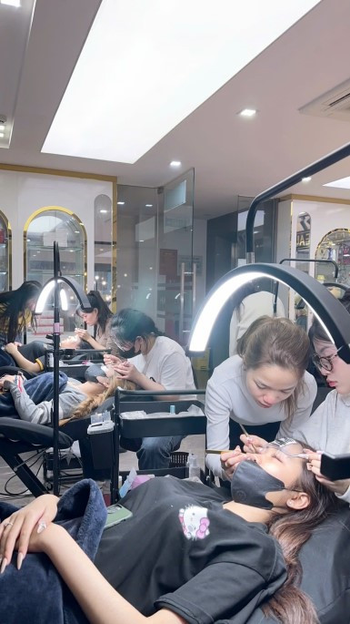 Trong thực hành nối mi, sự tỉ mỉ, an toàn và phù hợp với từng dáng mắt luôn là yếu tố được đặt lên hàng đầu (Ảnh: BTC)
