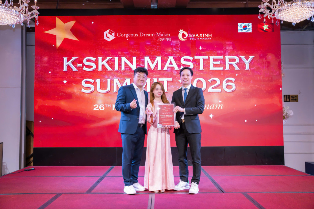 Khoảnh khắc Ms. Phương Thảo nhận chứng nhận tại K-Skin Mastery Summit 2026, ghi dấu hành trình học hỏi và phát triển trong ngành làm đẹp (Ảnh: BTC)