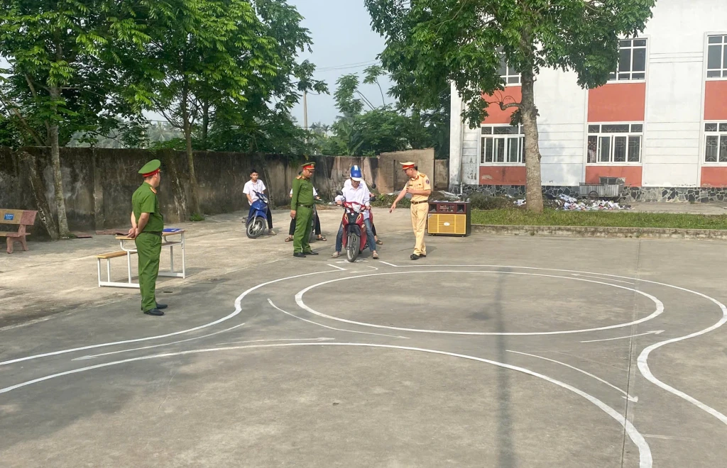Học sinh khối 11 của Trường THPT Hoằng Hóa 4 tham gia phần thực hành kỹ năng lái xe an toàn do cán bộ Cảnh sát giao thông hướng dẫn (Ảnh: Trần Thọ)