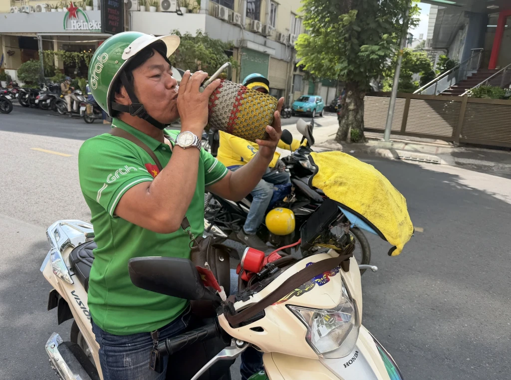Bù nước liên tục tránh để cơ thể mất nước (Ảnh: Sưu tầm)