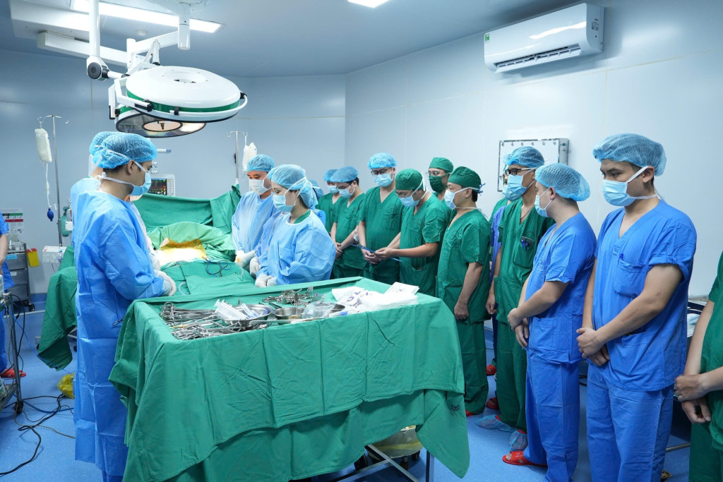 Khoảnh khắc tri ân người hiến tạng trước ca phẫu thuật (Ảnh: BVCC)