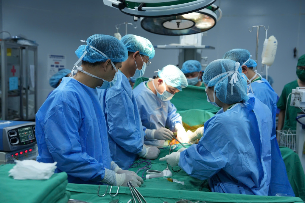 Ê-kíp thực hiện ca lấy đa tạng từ người cho chết não (Ảnh: BVCC)