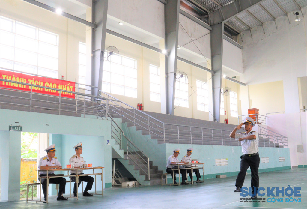 4-thi-sinh-thuc-hanh-dong-tac-di-deu-chuyen-thanh-di-nghiem-nhin-ben-phai-ben-trai-chao-thoi-chao