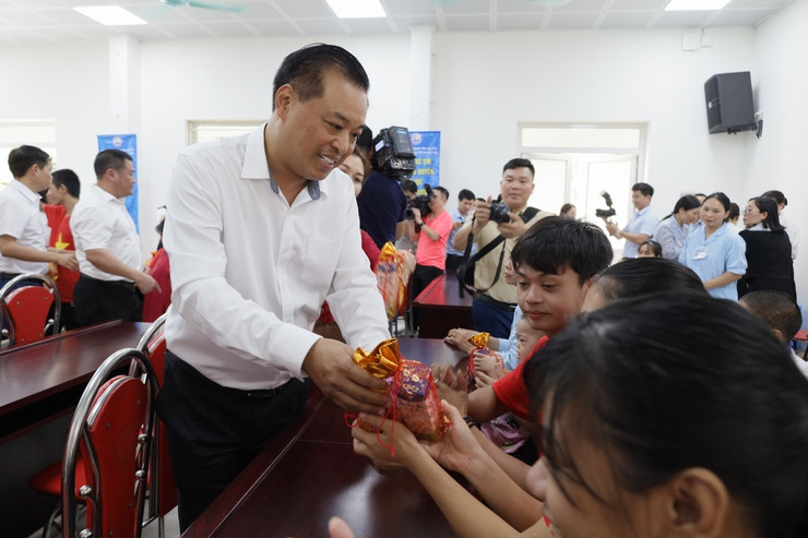 Phó Giám đốc Sở Y tế Hà Nội Đinh Hồng Phong trao phần quà cho các em của Trung tâm Chăm sóc người khuyết tật Hà Nội
