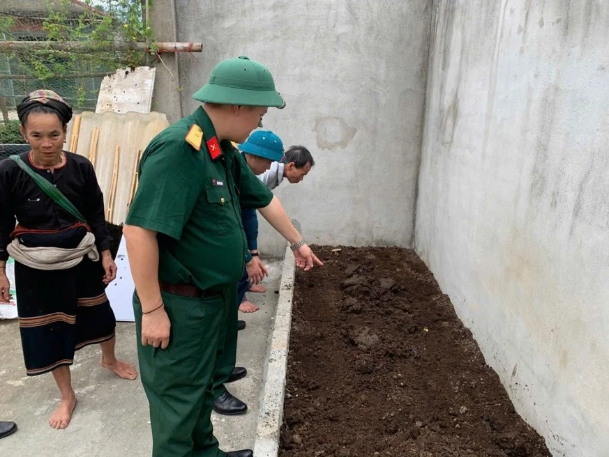 Ban CHQS xã Thanh Quân trao mô hình nuôi giun quế hỗ trợ sinh kế cho hộ dân có hoàn cảnh khó khăn