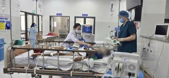 Các bác sĩ đã hồi sức tích cực thành công cho người bệnh tại Trung tâm Y tế Quân dân y Côn Đảo (Ảnh: Sở Y tế TP. Hồ Chí Minh)