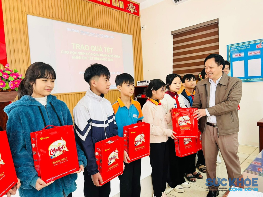 Thầy giáo Hiệu Trưởng trao quà cho học sinh (ảnh:TL)