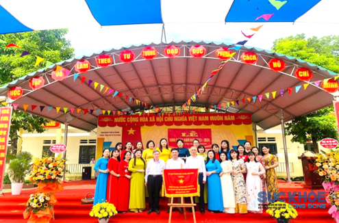 Trường THCS An Đạo nhận cừ thi đua của UBND tỉnh (ảnh:TL)