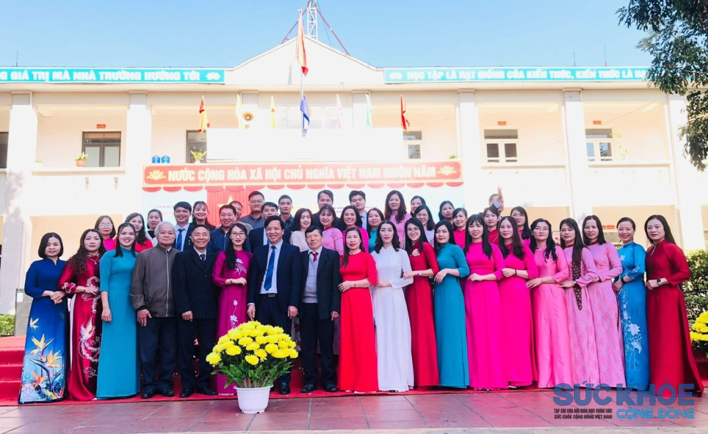 Tập thể cán bộ giáo viên, nhân viên Trường THCS Bình Phú (ảnh:TL)