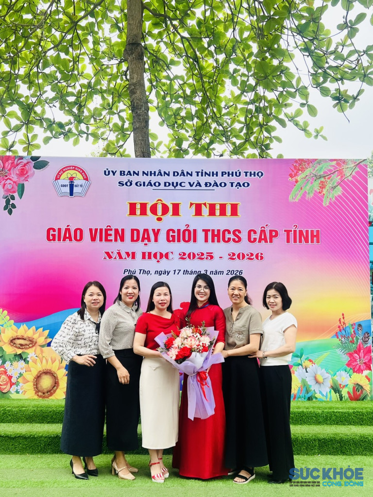 Tặng hoa chúc mừng cô giáo đạt giáo viên dạy giỏi cấp tỉnh (ảnh:TL)