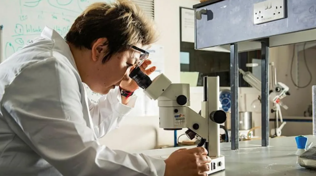 Nguồn ngân sách dành cho nghiên cứu các bệnh truyền nhiễm hiếm gặp những năm gần đây đã bị thu hẹp khi các chính phủ ưu tiên các vấn đề kinh tế và an ninh khác