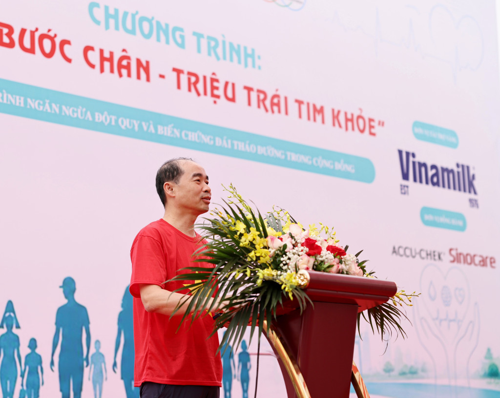 TS. BS. Nguyễn Đình Hưng – Phó giám đốc Sở Y tế Hà Nội – phát biểu tại chương trình “Ngàn bước chân – Triệu trái tim khỏe” (Ảnh: VN).