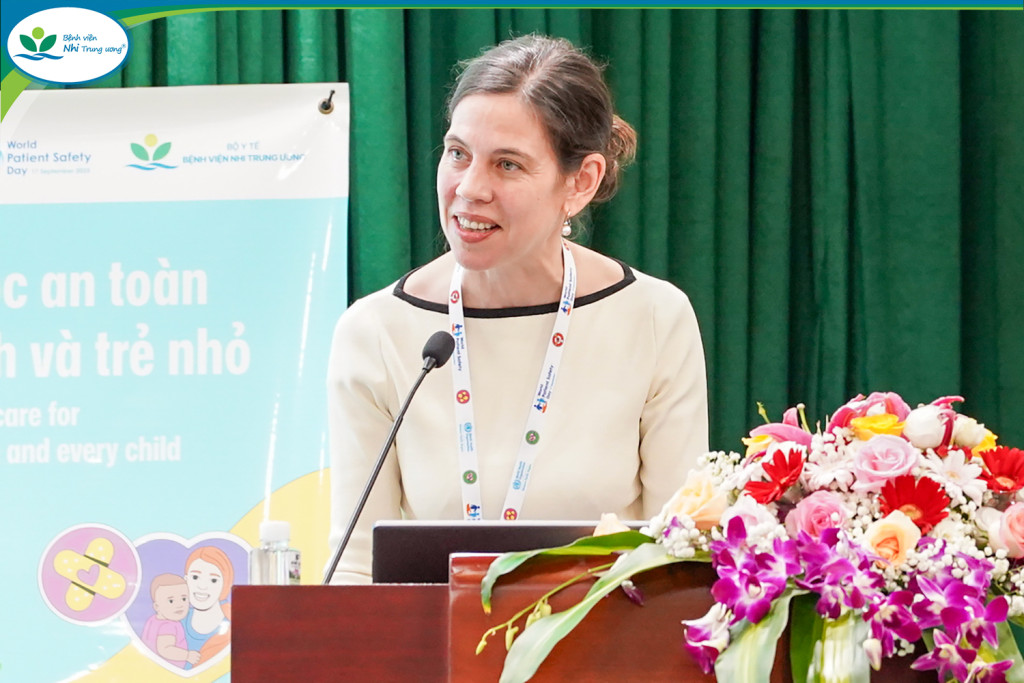 Quyền Trưởng Đại diện WHO tại Việt Nam cho biết, trước đó, năm 2025, Bộ Y tế Việt Nam đã phối hợp với WHO và các đối tác tiến hành đánh giá năng lực quốc gia nhằm xác định, khắc phục các khoảng trống trong công tác chuẩn bị, phát hiện và ứng phó với các tình huống y tế công cộng khẩn cấp như dịch bệnh hoặc thảm họa.

Đánh giá về các biện pháp phòng, chống dịch của Việt Nam hiện nay, đại diện WHO cho biết Bộ Y tế đã chủ động triển khai truyền thông cộng đồng, xây dựng hướng dẫn tạm thời về giám sát và phòng chống bệnh do virus Hanta ở người, đồng thời tăng cường cảnh giác và kiểm soát loài gặm nhấm tại các cửa khẩu quốc tế trọng điểm.

Tại Hà Nội, Sở Y tế đã yêu cầu CDC Hà Nội theo dõi sát diễn biến dịch bệnh trên thế giới, chủ động tham mưu các biện pháp phòng, chống dịch phù hợp với tình hình thực tế. Công tác giám sát y tế đối với hành khách nhập cảnh và quá cảnh tại Cảng hàng không quốc tế Nội Bài cũng được tăng cường nhằm phát hiện sớm các trường hợp nghi ngờ để kịp thời xử lý.

Theo WHO, các văn phòng WHO tại các quốc gia đang phối hợp chặt chẽ với các chuyên gia WHO tại cấp khu vực và Trụ sở chính. Các nỗ lực ứng phó ở cấp độ quốc tế bao gồm việc đánh giá nhanh nguy cơ, cung cấp hướng dẫn kỹ thuật cho các quốc gia thành viên, đồng thời trực tiếp điều phối quá trình đưa hành khách rời tàu và hồi hương tại đảo Tenerife (Tây Ban Nha) theo các quy trình y tế nghiêm ngặt.

WHO khuyến cáo, mặc dù nguy cơ virus Hanta tại Việt Nam hiện ở mức thấp, song bất kỳ bệnh truyền nhiễm nào đang lưu hành trên thế giới cũng có thể trở thành mối đe dọa đối với sức khỏe cộng đồng.

Việc phòng ngừa nhiễm virus Hanta tập trung chủ yếu vào việc giảm thiểu sự tiếp xúc giữa con người và loài gặm nhấm. 

Các biện pháp hiệu quả bao gồm: giữ nhà ở và nơi làm việc luôn sạch sẽ; bịt kín các khe hở có thể tạo điều kiện cho loài gặm nhấm xâm nhập vào nhà ở hoặc công trình; bảo quản thực phẩm cẩn thận, an toàn; áp dụng các biện pháp vệ sinh an toàn tại những khu vực có nguy cơ bị ô nhiễm do loài gặm nhấm; tránh quét khô hoặc hút bụi phân và nước tiểu của loài gặm nhấm; làm ẩm các khu vực bị ô nhiễm trước khi tiến hành vệ sinh; và tăng cường thực hành vệ sinh tay thường xuyên.

Cũng như đối với bất kỳ đợt bùng phát bệnh truyền nhiễm nào, khi xuất hiện các trường hợp nghi ngờ, việc phát hiện sớm và cách ly kịp thời người bệnh, theo dõi chặt chẽ những người tiếp xúc gần, cùng với việc áp dụng đầy đủ các biện pháp phòng ngừa và kiểm soát nhiễm khuẩn tiêu chuẩn có vai trò rất quan trọng trong việc hạn chế nguy cơ lây lan tiếp theo, TS. Jennifer Horton nhấn mạnh./.