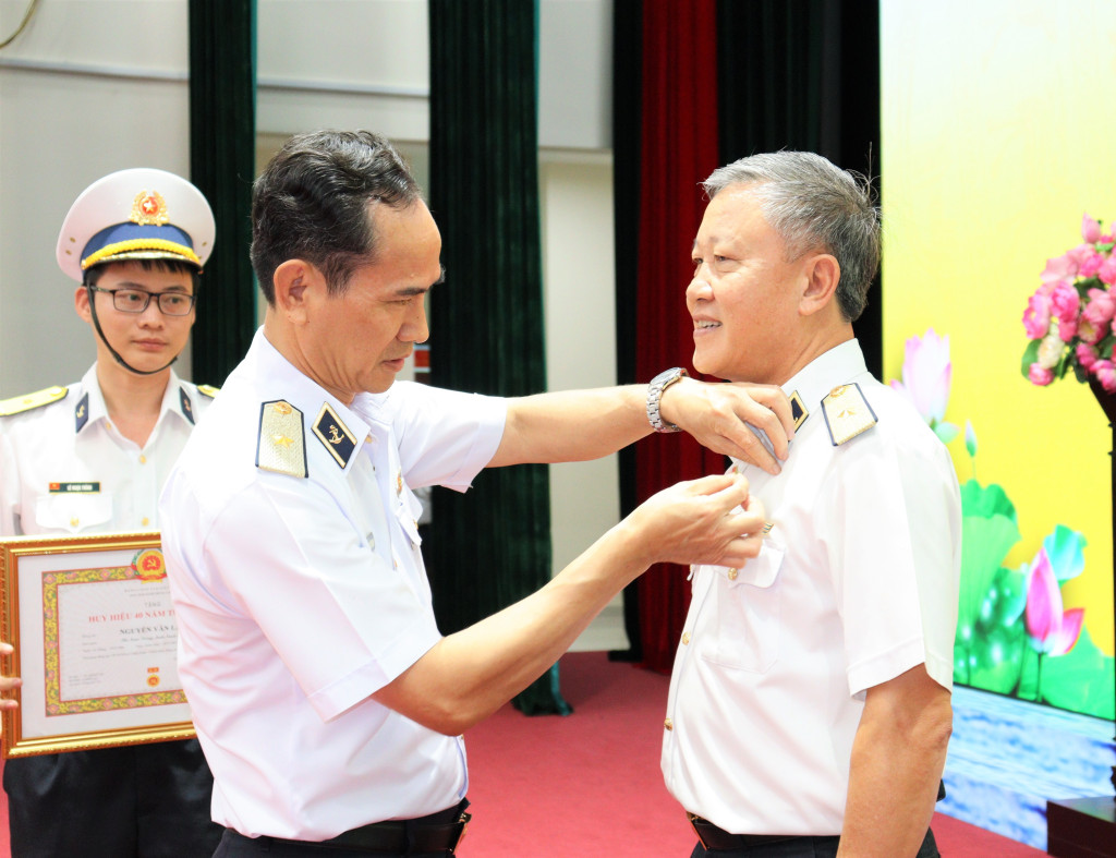 1-chuan-do-doc-nguyen-huu-thoan-trao-tang-huy-hieu-40-nam-tuoi-dang-cho-dang-vien
