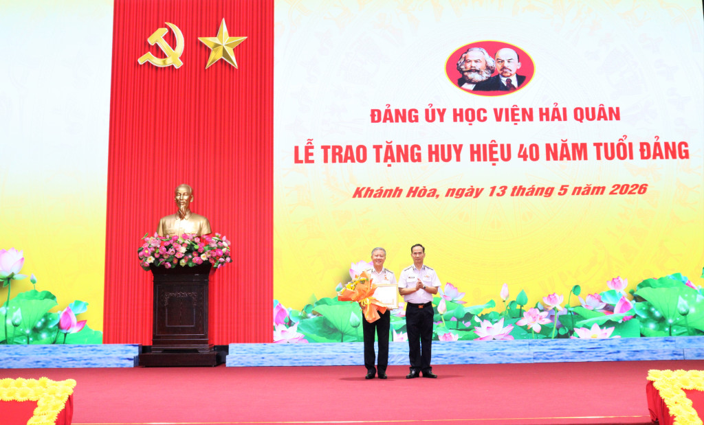 2-chuan-do-doc-nguyen-huu-thoan-tang-hoa-chuc-mung-dang-vien