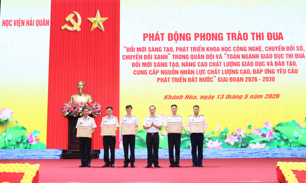 4-thu-truong-hoc-vien-hai-quan-trao-thuong-cho-cac-tap-the-ca-nhan