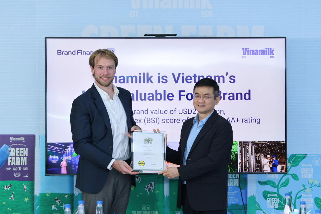 Ông Nguyễn Quang Trí, Giám đốc Điều hành Marketing Vinamilk, nhận chứng nhận Top 100 thương hiệu giá trị nhất Việt Nam từ đại diện Brand Finance. Ảnh: Vi Nam