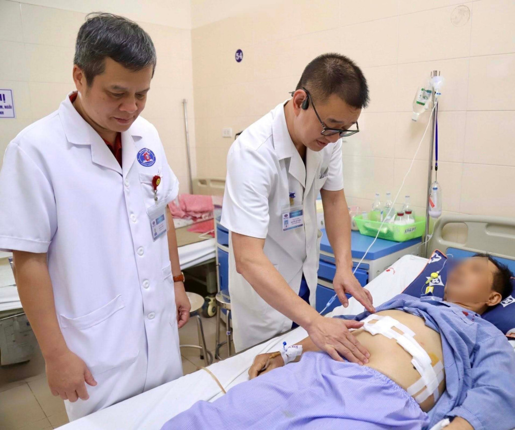 Các bác sĩ theo dõi sức khỏe bệnh nhân sau phẫu thuật (Ảnh: BVCC)