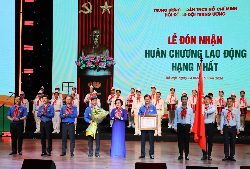 Thay mặt lãnh đạo Đảng, Nhà nước, Bí thư Trung ương Đảng, Phó Thủ tướng Phạm Thị Thanh Trà trao tặng Huân chương Lao động hạng Nhất cho Đội Thiếu niên Tiền phong Hồ Chí Minh (Ảnh: VGP/Thu Giang)