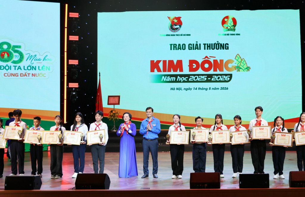 Phó Thủ tướng Phạm Thị Thanh Trà và Bí thư thứ nhất Trung ương Đoàn TNCS Hồ Chí Minh Bùi Quang Huy trao giải thưởng “Kim Đồng” năm học 2025-2026 cho cán bộ chỉ huy Đội, đội viên tiêu biểu (Ảnh: VGP/Thu Giang)