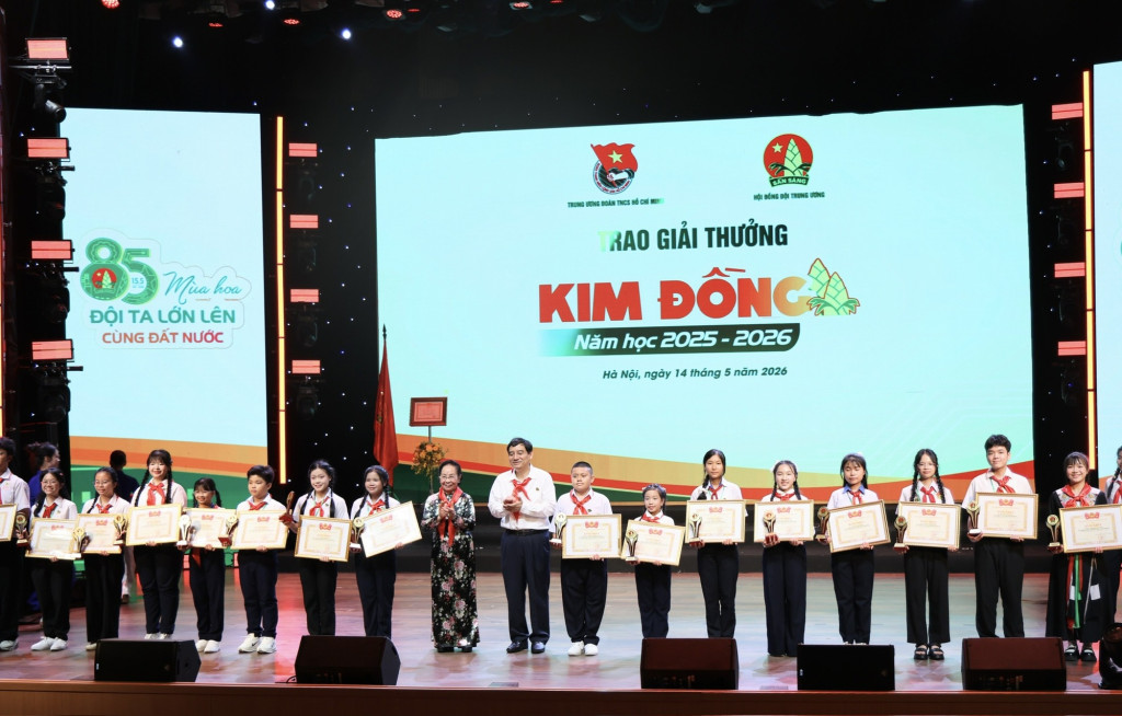 Nguyên Phó Chủ tịch nước Nguyễn Thị Doan, Chủ tịch Hội Khuyến học Việt Nam và Chủ nhiệm Ủy ban Văn hóa và Xã hội của Quốc hội Nguyễn Đắc Vinh trao giải thưởng “Kim Đồng” năm học 2025-2026 cho cán bộ chỉ huy Đội, đội viên tiêu biểu (Ảnh: VGP/Thu Giang)