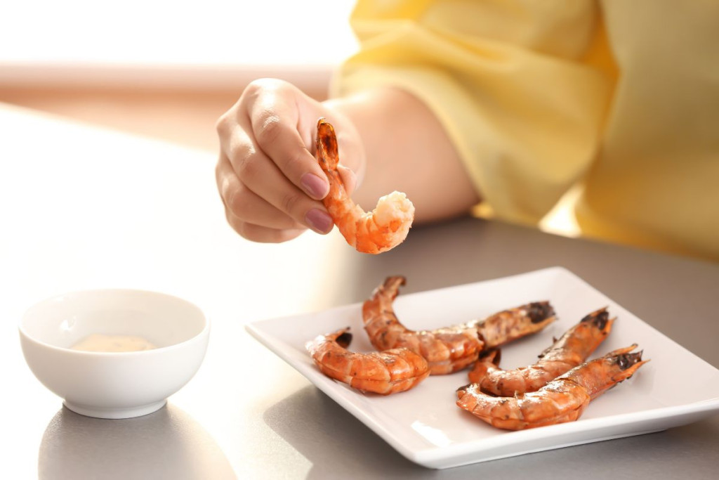 Vỏ tôm cứng có thể khiến trẻ nhỏ bị hóc (Ảnh: Sưu tầm)