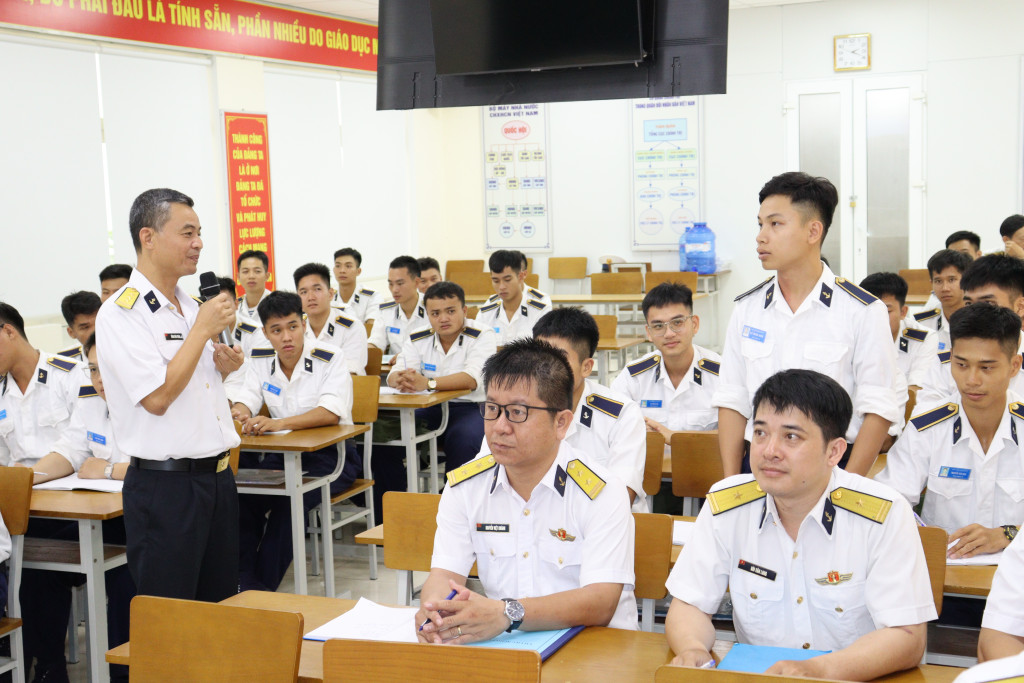 Cán bộ trao đổi trực tiếp với học viên đào tạo cấp phân đội (Ảnh: PV)