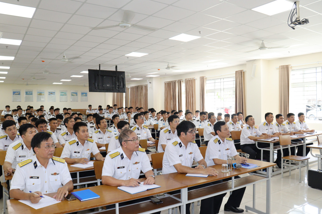 Cán bộ, giảng viên, học viên tập trung ghi chép các nội dung (Ảnh: PV)