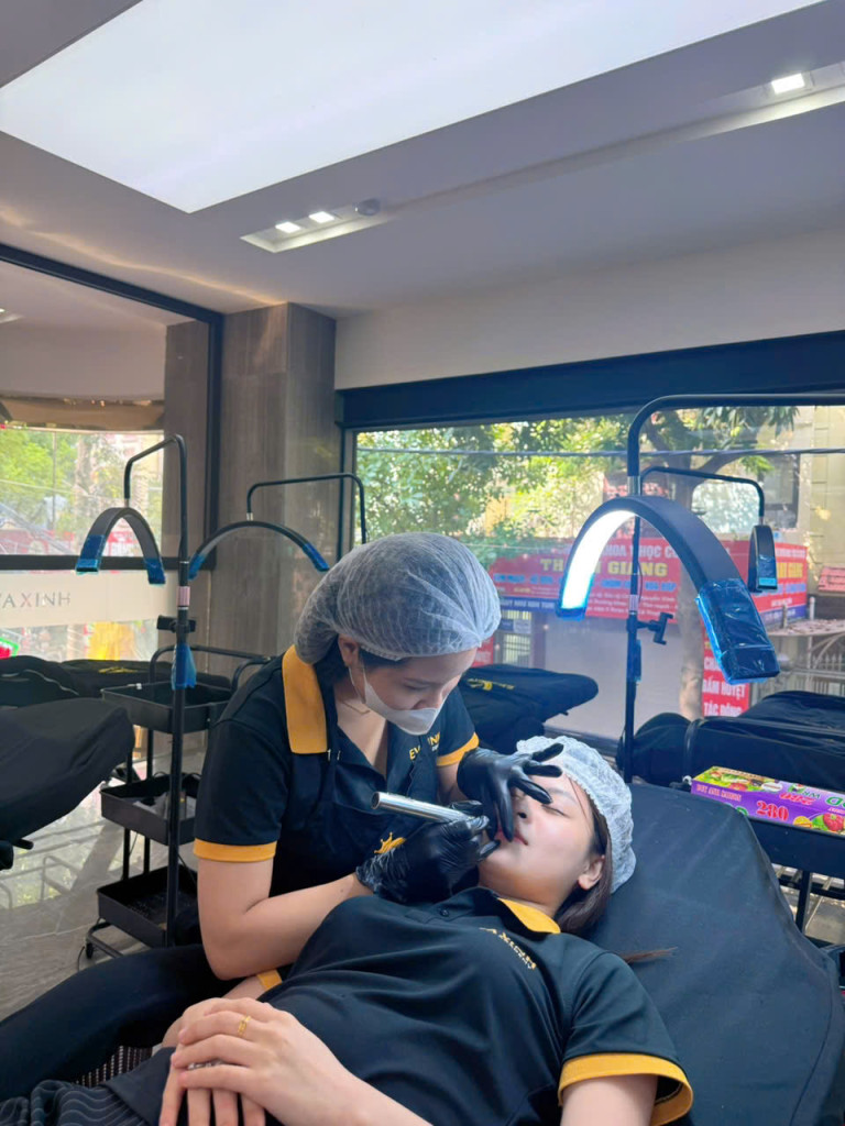 Trong giờ thực hành, Thu Thương rèn kỹ thuật phun xăm với tinh thần cẩn trọng, tập trung và tôn trọng từng thao tác nhỏ (Ảnh: BTC)