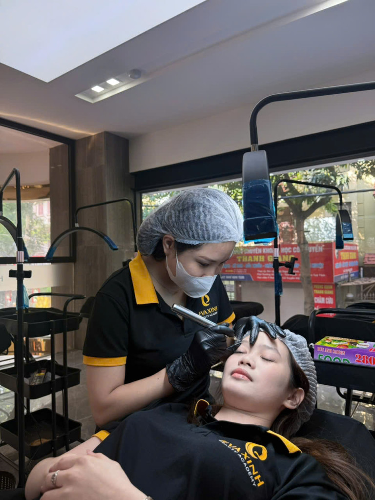Phun xăm thẩm mỹ là nghề của đường nét, sự an toàn và khả năng quan sát rất kỹ trên từng khuôn mặt (Ảnh: BTC)