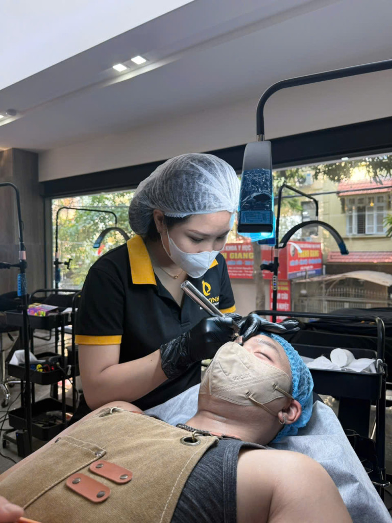 Mỗi ca thực hành giúp người học hiểu hơn về quy trình, vệ sinh, thao tác máy và cảm giác thật của khách hàng (Ảnh: BTC)