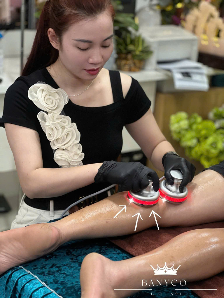 Từ phun thêu thẩm mỹ đến máy công nghệ cao, chị luôn đặt sự chính xác và an toàn trong thao tác lên hàng đầu (Ảnh: BTC)